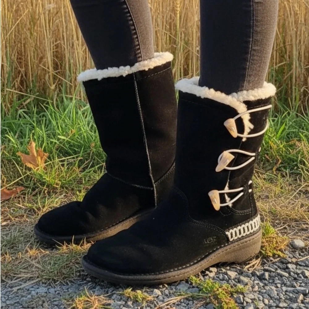 UGG Kona Black Suede Boots with Toggle Button Accent Rubber Sole Heel Sz 6
